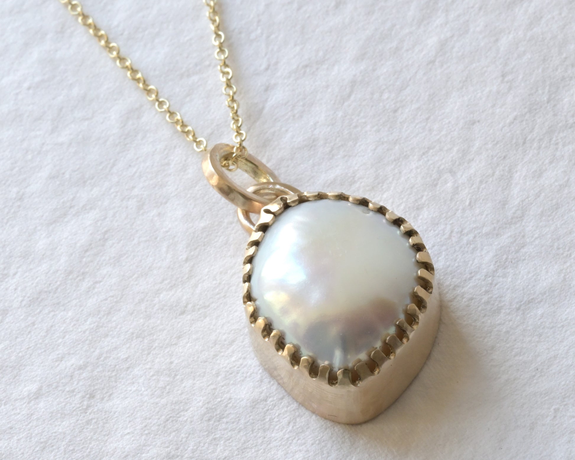 PEARL NECKLACE, large baroque pearl set in 9ct yellow gold, scalloped style setting